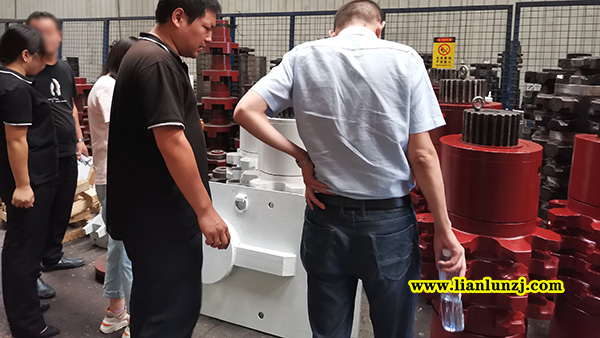 貴陽(yáng)彭總開展刮板機(jī)配件業(yè)務(wù)，來(lái)我廠考察參觀！